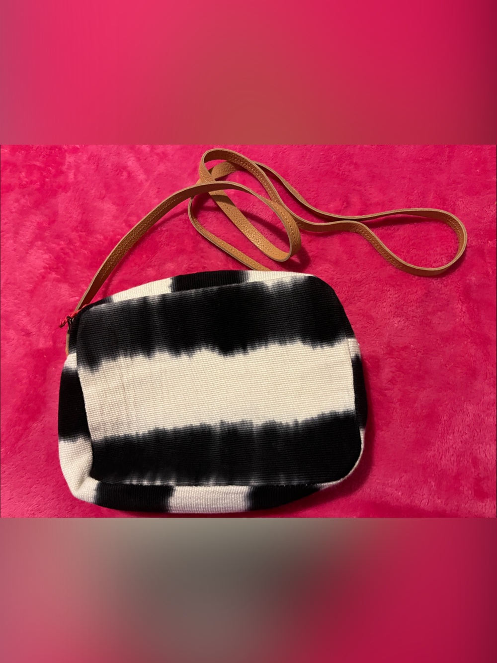 Black & White Striped Crossbody Bag with Tan Strap, Mercado global